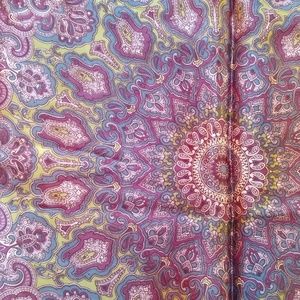 🧣Beautifully designed silk-like scarf